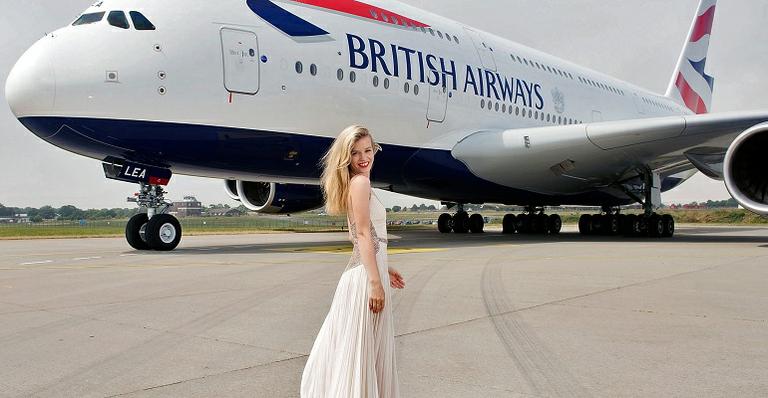 Georgia May Jagger transforma pista de aeroporto em extenso ‘tapete vermelho’