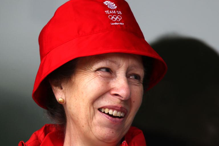 Princesa Anne demonstra sua indiferença com o bebê real