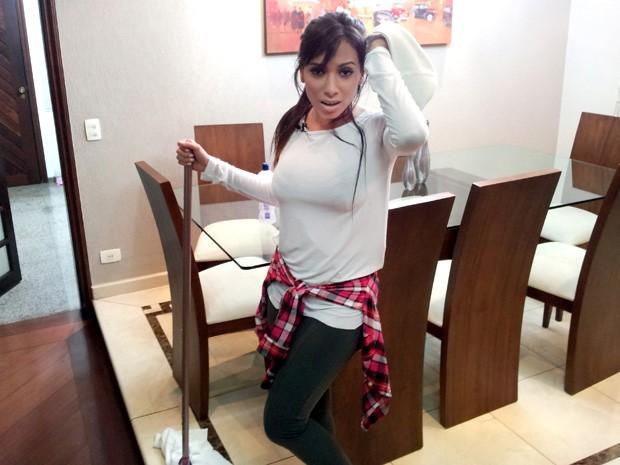 Anitta vive dia de dona de casa: Já lavei muito banheiro