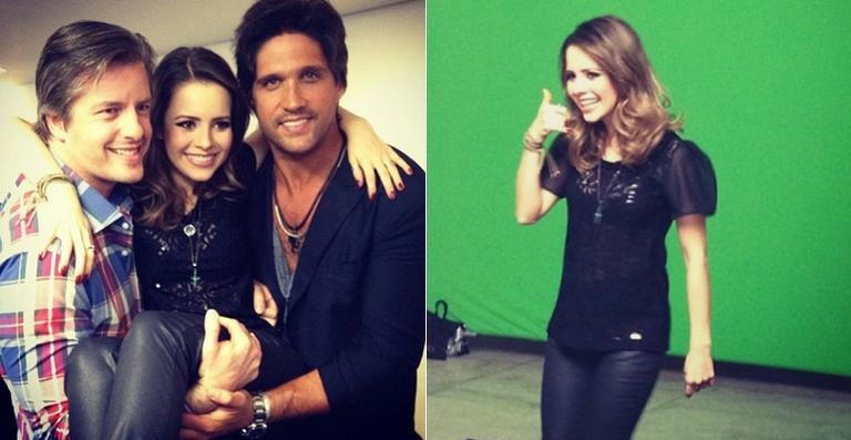 Victor e Léo carregam Sandy para foto nos bastidores do ‘Criança Esperança’