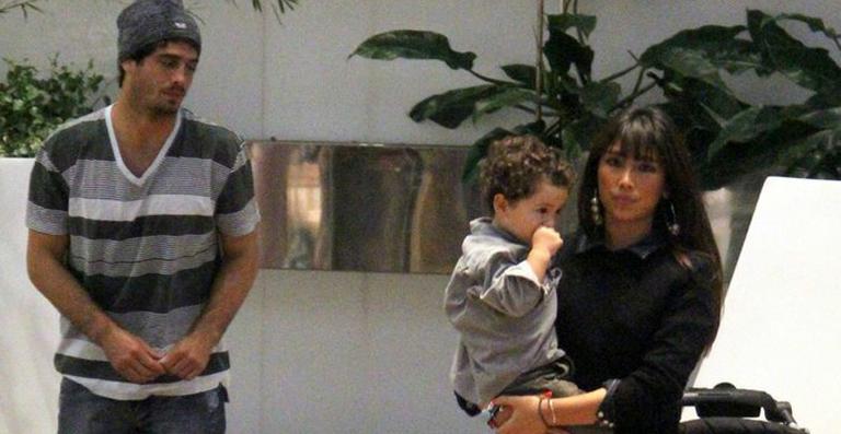 Dani Suzuki passeia com o filho e o ex-marido