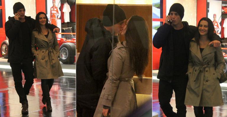 Cleo Pires e Rômulo Neto trocam beijos em tarde romântica
