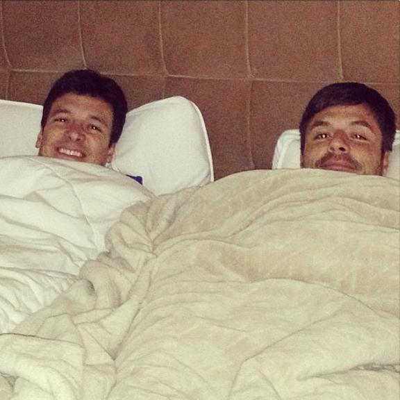 Rodrigo Faro se esconde do frio na cama do irmão
