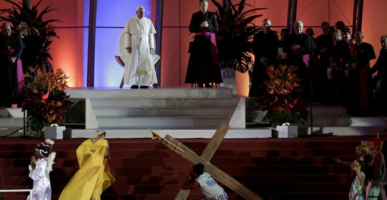 Famosos cantam para o Papa Francisco na praia de Copacabana