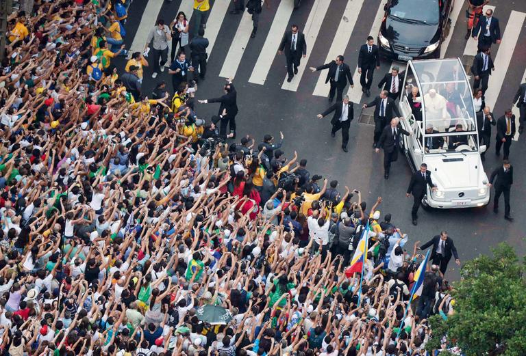 Papa Francisco chega ao Rio para jornada com jovens