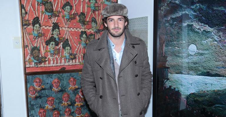 De sobretudo, Alexandre Pato vai a festa em São Paulo