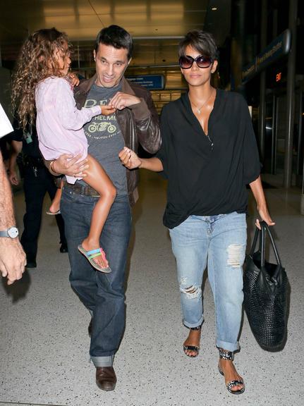 Grávida, Halle Berry viaja com a família