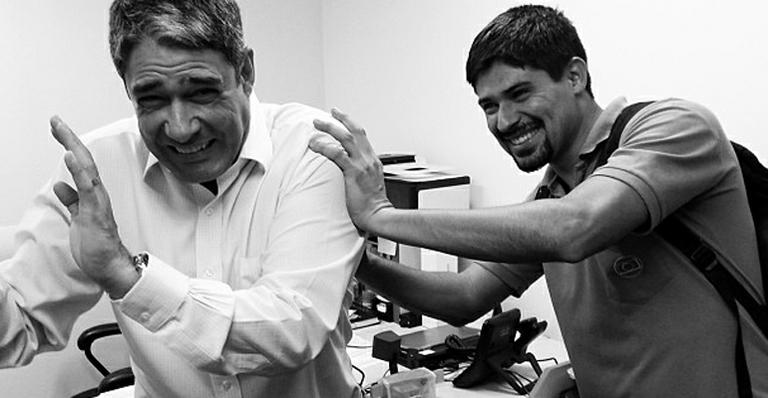 William Bonner se diverte com a ‘vingança do assistente’ após empurrão no ‘Jornal Nacional’