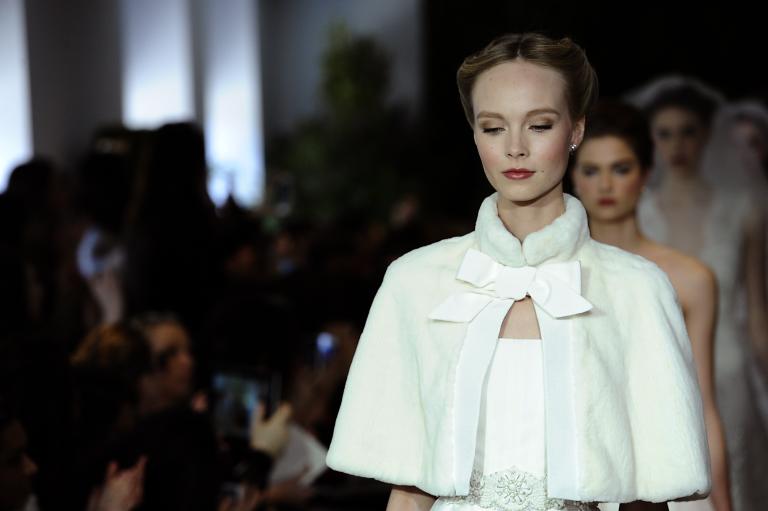 Casamento no inverno: o charme de capas e casacos para noivas