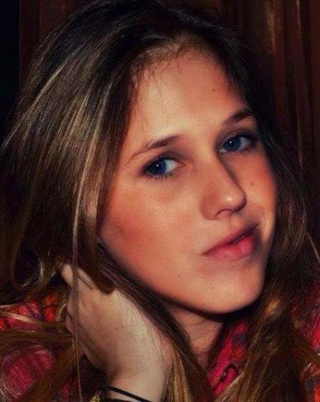 Atriz da minissérie JK sofre grave acidente de carro em Dubai