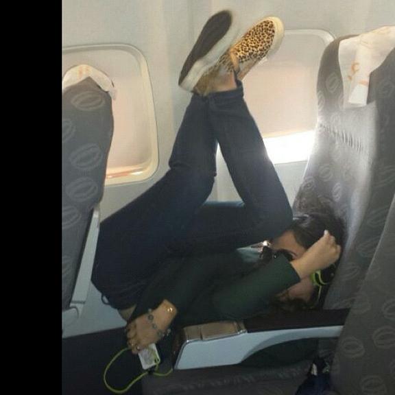 Tatá Werneck faz pose inusitada para brincar com espaço de seu assento em avião