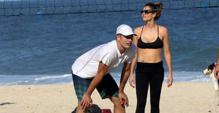 Fernanda Lima joga vôlei na praia com Rodrigo Hilbert