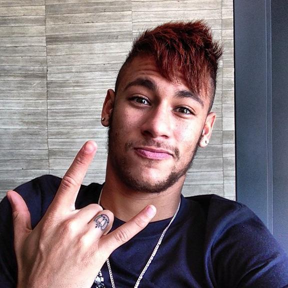 Com novo look, Neymar chega a Barcelona