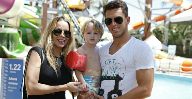 Danielle Winits se diverte em Fortaleza com o namorado e o filho