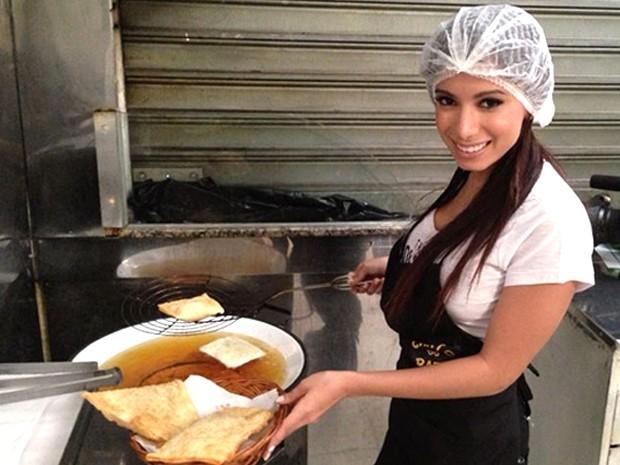 Anitta vive dia de funcionária de pastelaria