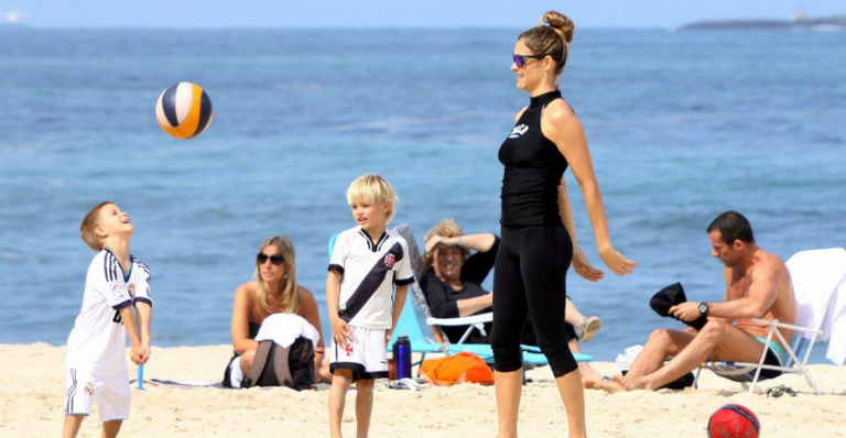 Fernanda Lima curte praia com os filhos e o marido