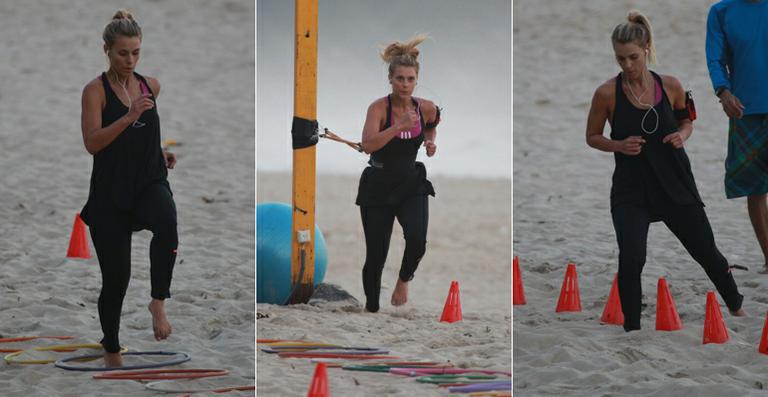 Carolina Dieckmann faz exercícios nas areias de praia no Rio de Janeiro