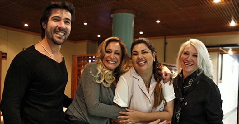 Susana Vieira recebe visita da sogra e do marido, Sandro Pedroso, nos estúdios de ‘Amor à Vida’