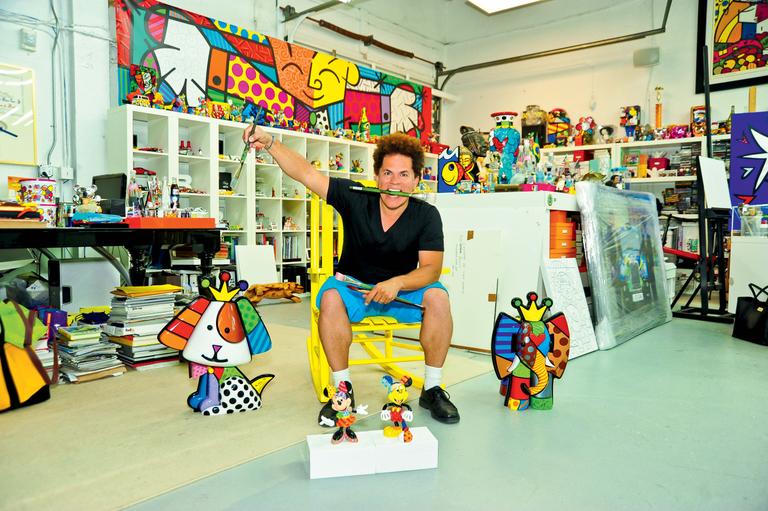 Romero Britto mostra suas criações coloridas no estúdio que tem em Miami