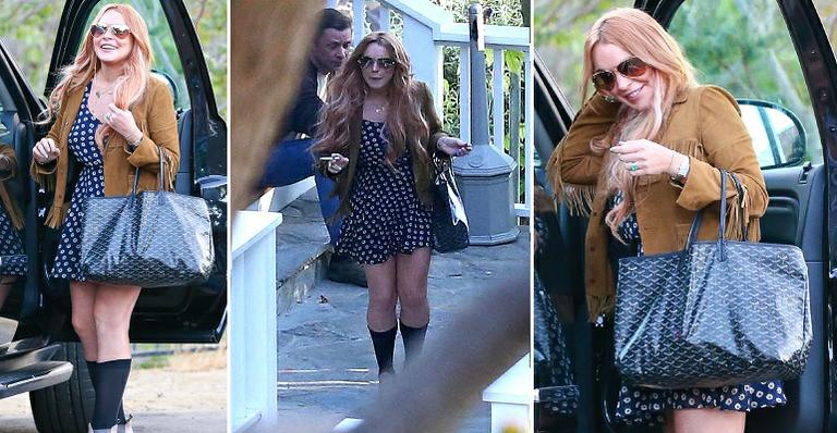 Lindsay Lohan deixa a clínica de reabilitação e fuma um cigarro ao se despedir dos pacientes