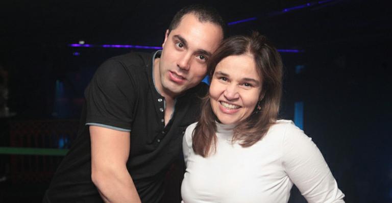 Cláudia Rodrigues curte festa com namorado em São Paulo