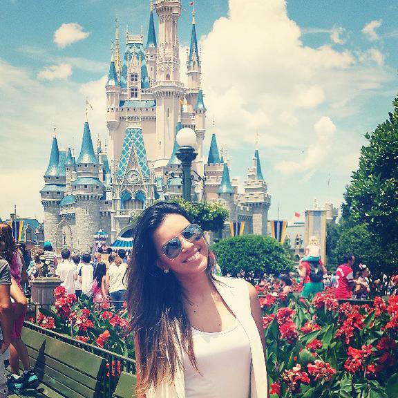 Mariana Rios se diverte na Disney