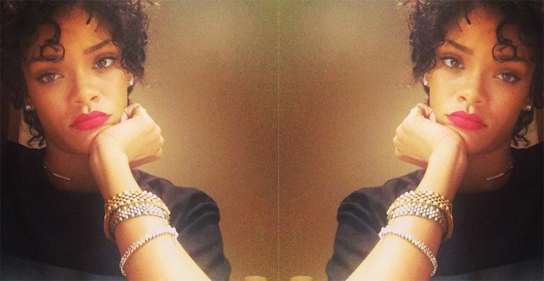 Rihanna tenta se acostumar ao cabelo novo. Lembre as transformações da cantora