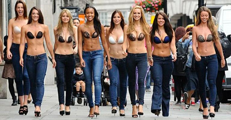 Modelos usam “sutiã invisível” em movimentada rua de Londres