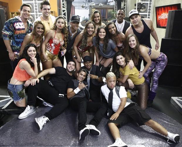 Famosos recebem visita de ‘bondes’ e fazem baile funk nos bastidores da Dança dos Famosos