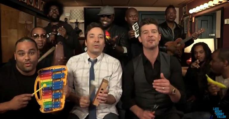 Jimmy Fallon canta ‘Blurred Lines’ com Robin Ticke usando brinquedos de criança em programa de TV