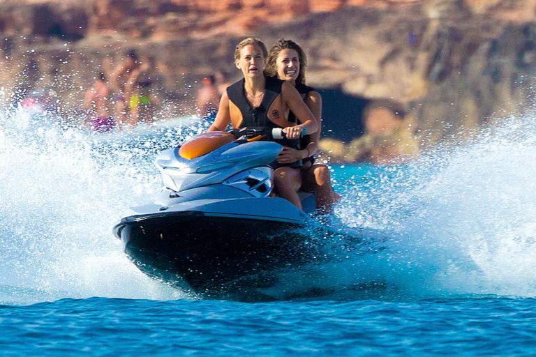 Bar Refaeli curte verão de Ibiza