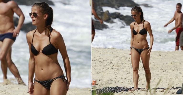 Fernanda de Freitas vai à praia sozinha e mostra corpo perfeito