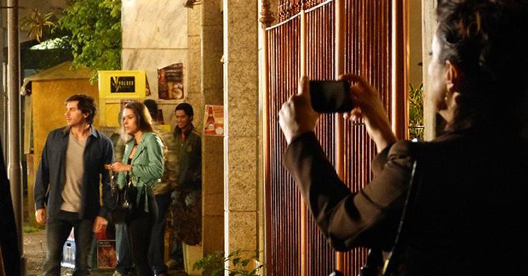 Amor à Vida: Lídia consegue fotografar Leila com Thales