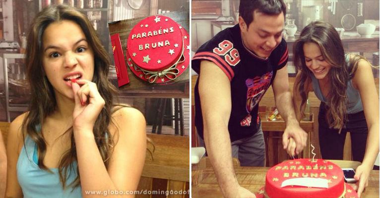 Um dia antes de fazer 18 anos, Bruna Marquezine dança funk e ganha bolo