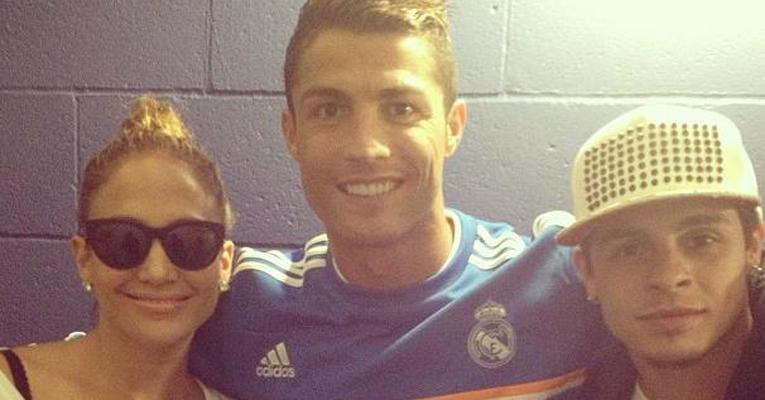 Cristiano Ronaldo tieta Jennifer Lopez e o namorado nos Estados Unidos