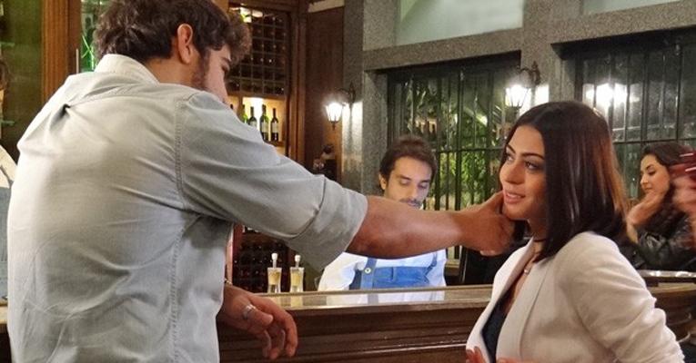 Amor à Vida: Michel se reaproxima de Silvia após armação da ex