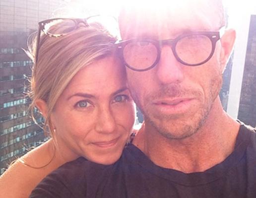 Cabeleireiro publica foto de Jennifer Aniston sem maquiagem. Compare!