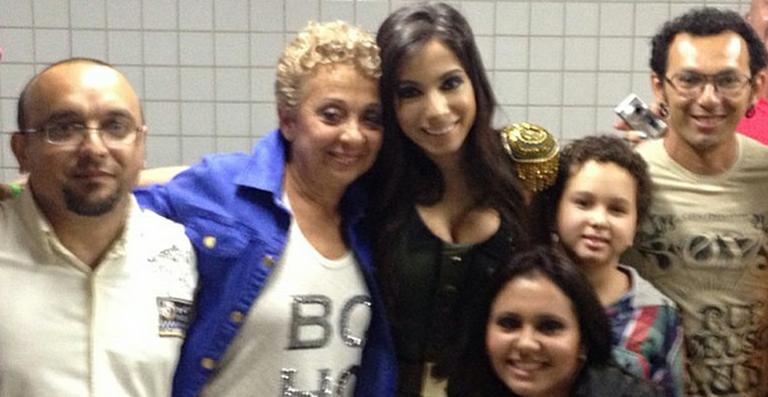 Anitta conhece outra parte da sua família: ‘Chorei tanto’