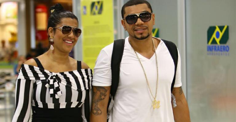 Apesar de festa suntuosa, Naldo não abre mão: quer se casar de bermuda