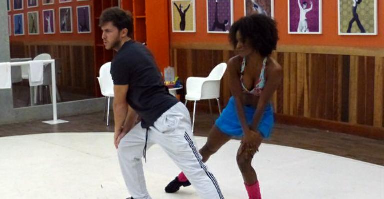 Klebber Toledo se envergonha ao ter que rebolar na Dança dos Famosos