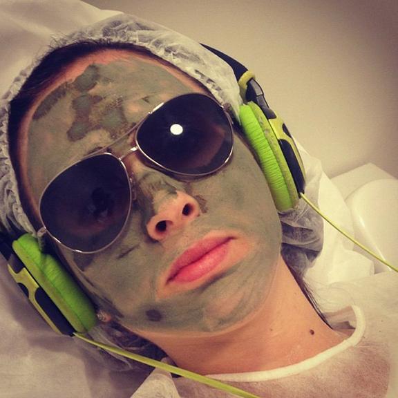Reconhece? Tatá Werneck posa com máscara facial e faz piada