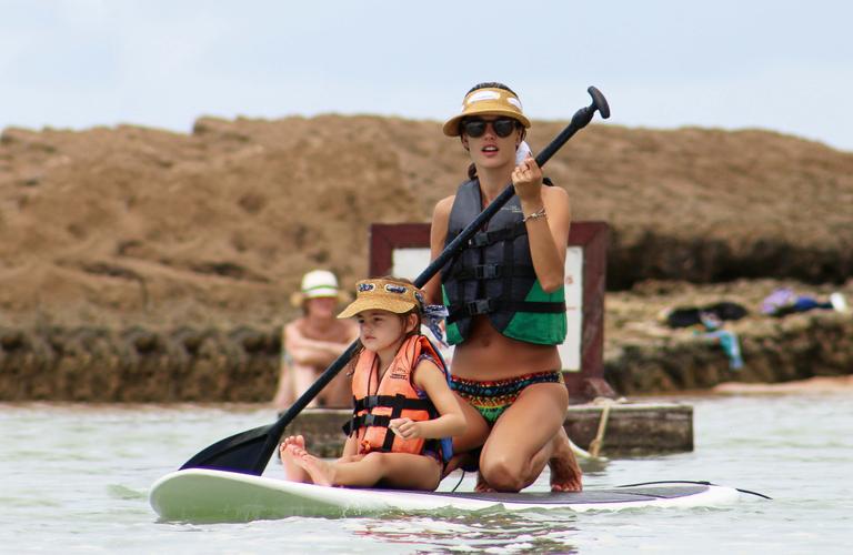 De férias, Alessandra Ambrosio se diverte com os filhos em Porto de Galinhas