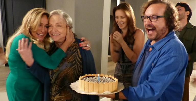 Nathalia Timberg se emociona ao comemorar 84 anos nos bastidores de Amor À Vida