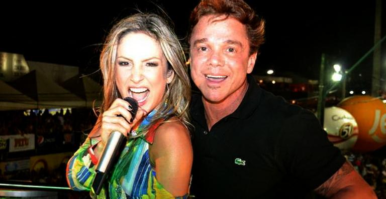 Claudia Leitte visita o cantor Netinho em hospital de São Paulo