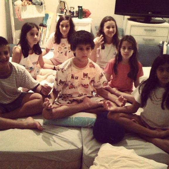 William Bonner mostra os filhos trigêmeos meditando durante festa do pijama