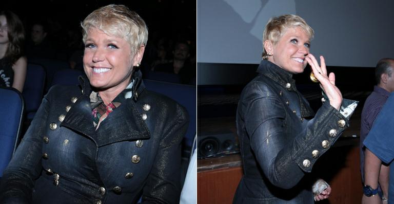 Xuxa confere a estreia da nova peça de Junno Andrade e recebe declaração romântica