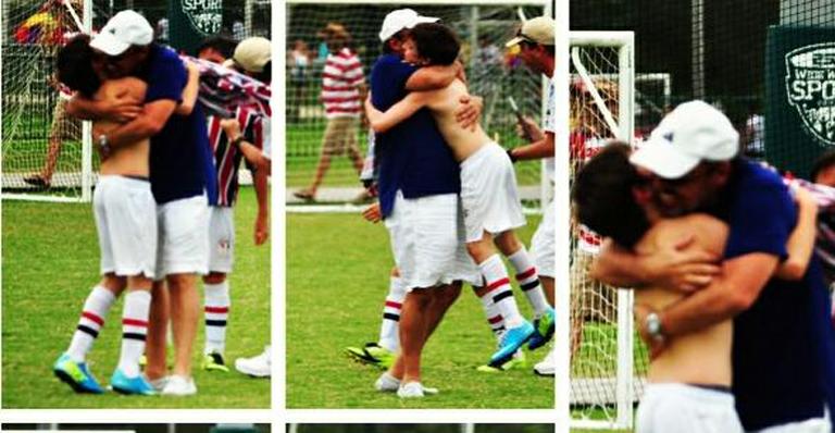 Gugu abraça o filho jogador de futebol após jogo amistoso