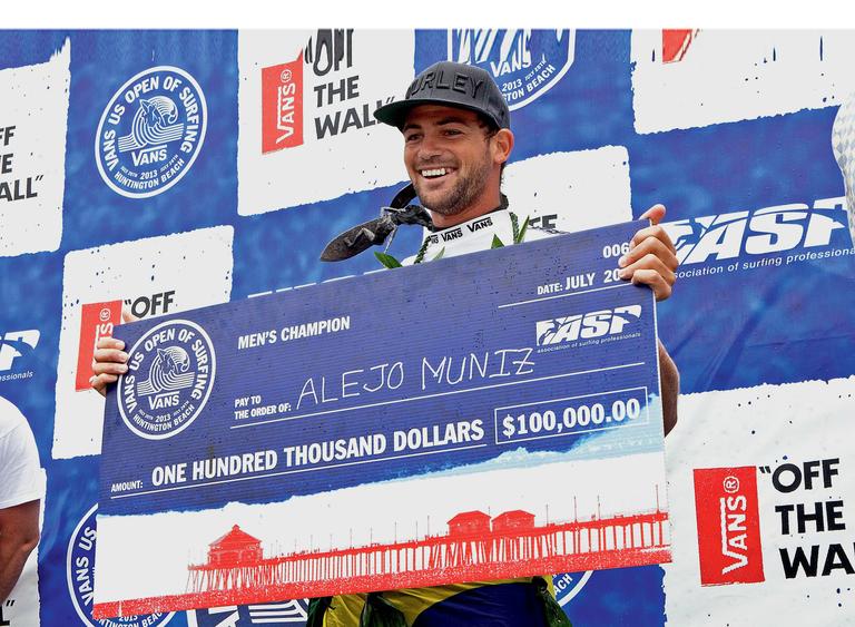 Surfista Alejo Muniz vence campeonato na Califórnia