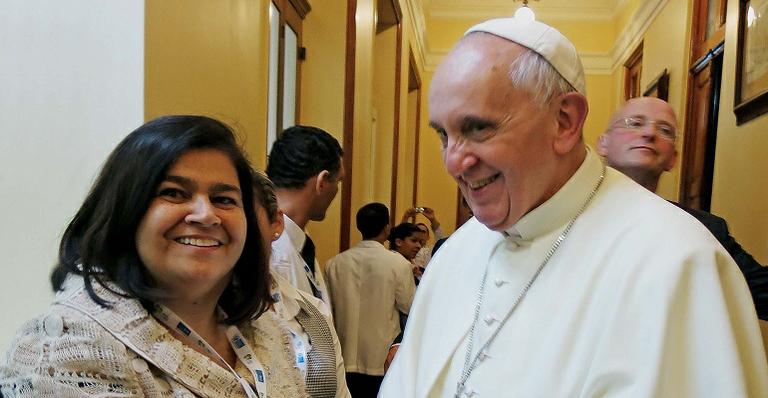 Martha Medeiros relembra encontro que teve com o Papa e o presente que ganhou do pontífice