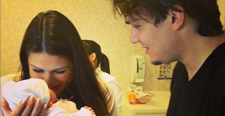 Natália Guimarães posa com uma das filhas gêmeas